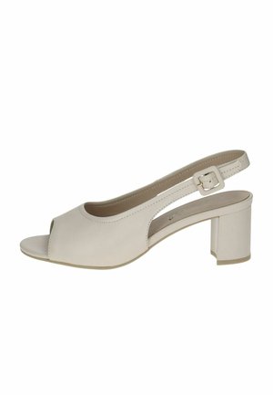 Chaussure beige à talon bloc avec ouverture à l'avant, tige synthétique lisse, bride ajustable avec boucle carrée et design ajouré.