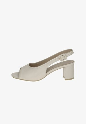 Chaussure beige à talon bloc avec ouverture à l'avant, tige synthétique lisse, bride ajustable avec boucle carrée et design ajouré.