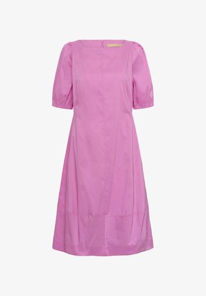 Vestito rosa fino al ginocchio con maniche corte a sbuffo, scollo a barca e cerniera posteriore, realizzato in un tessuto liscio.