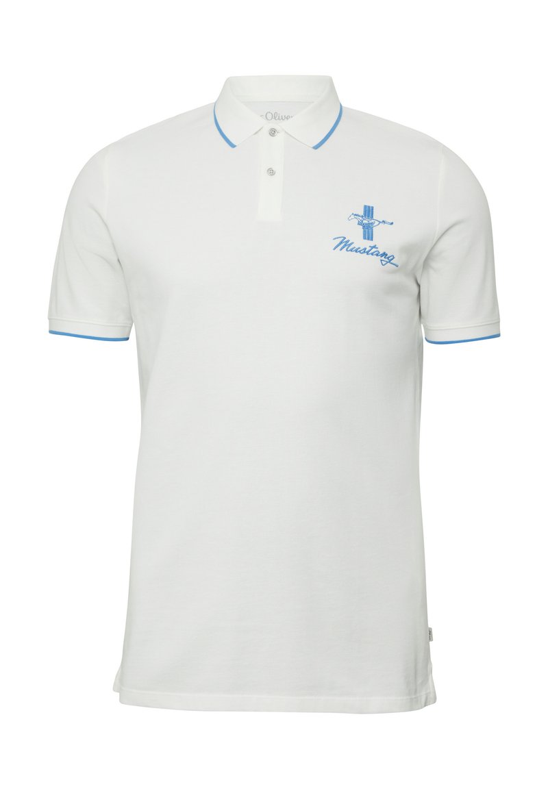 Weißes Poloshirt aus Baumwolle mit blauen Akzenten an Kragen und Ärmeln, mit gesticktem "Mustang"-Design auf der Brust.