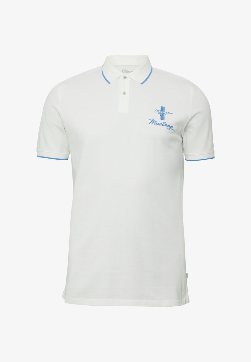 Polo shirt blanc en coton, avec des accents bleus sur le col et les manches, et un design brodé "Mustang" sur la poitrine.
