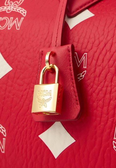 MCM ELLA MAXI BOSTON - Handtasche - candy red (egret)