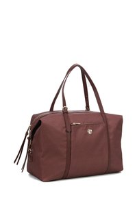 Borsa da viaggio a tracolla rossa con texture, manici doppi, chiusura a zip e tasca frontale. Decorazioni e logo in tonalità oro sul davanti.