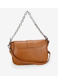 Borsa a tracolla in pelle marrone con una texture liscia, dotata di una patta pieghevole, tracolla in catena argentata e una tracolla rimovibile.