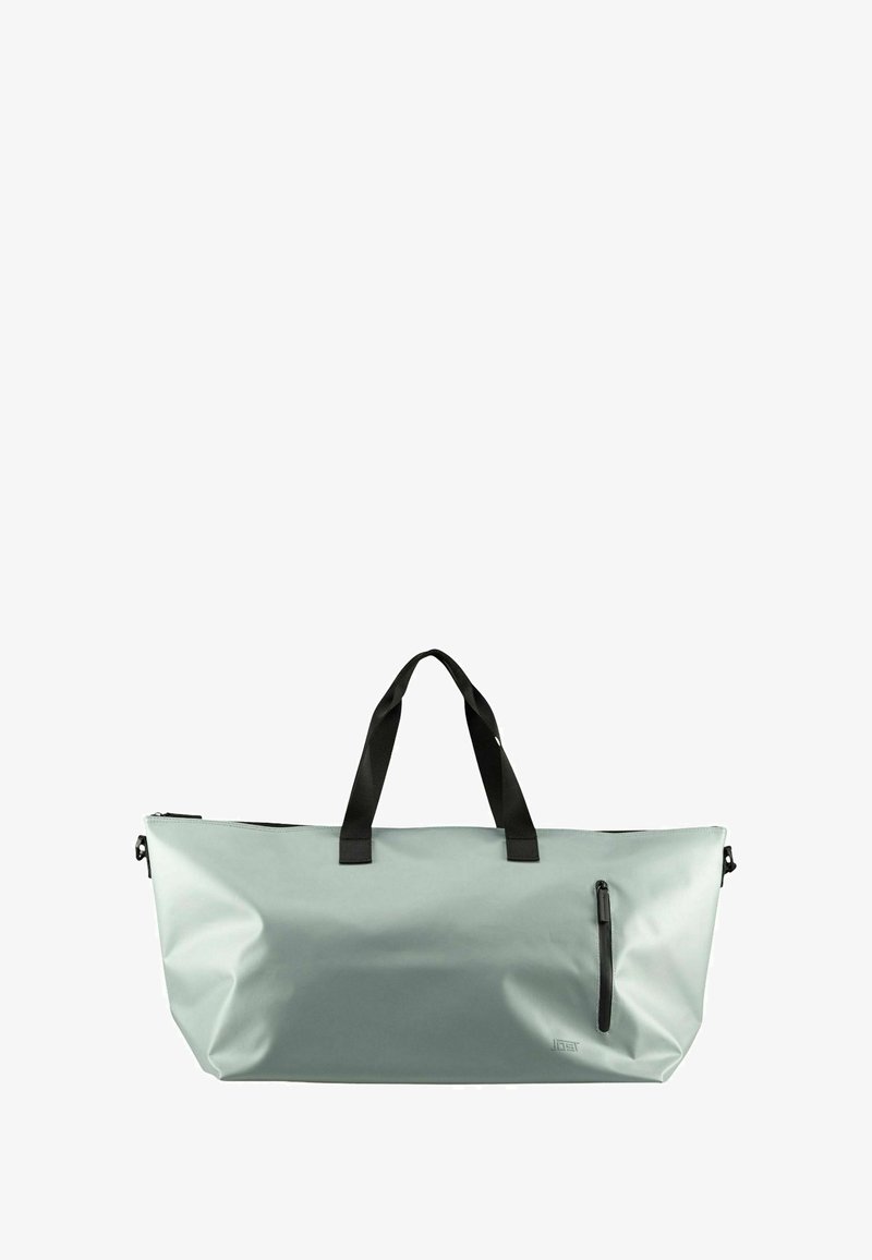 Hellgraue wasserdichte Reisetasche mit schwarzen Griffen, Reißverschlussfach und glatter, glänzender Oberfläche. Rechteckige Form, die zum Tragen von Gegenständen konzipiert ist.