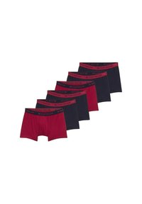 Ensemble de boxers rouge et marine, fabriqués en tissu extensible. Comprend une ceinture élastique avec le logo "TOM TAILOR". Cinq pièces au total.