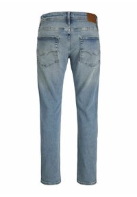 Jeans en denim bleu clair avec une coupe droite, présentant deux poches arrière et une étiquette en cuir beige sur la ceinture. Texture usée présente.