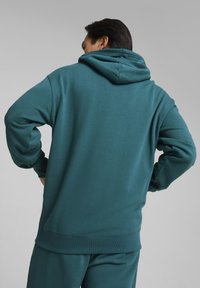 Puma BETTER CLASSICS - Jersey con capucha - cold green
