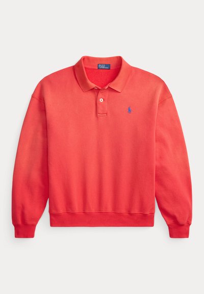 Polo de manga larga color coral rojo con cuello y tapeta de botones, puños y dobladillo acanalados, con un pequeño logo bordado azul en el pecho.