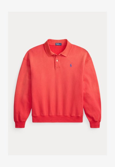 Polo de manga larga color coral rojo con cuello y tapeta de botones, puños y dobladillo acanalados, con un pequeño logo bordado azul en el pecho.