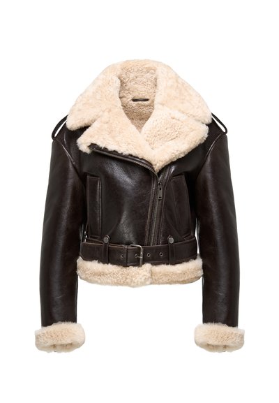 Jachetă bomber din piele maro, cu guler și manșete din blană crem, având un fermoar frontal, două buzunare aplicate și o talie cu curea.