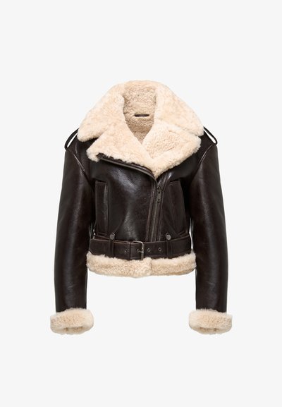 Jachetă bomber din piele maro, cu guler și manșete din blană crem, având un fermoar frontal, două buzunare aplicate și o talie cu curea.