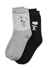 Grau- und schwarze Socken; die graue Socke hat horizontale Streifen und ein Snoopy-Motiv, während die schwarze Socke ein kleineres Snoopy-Design zeigt. Baumwollmischung.