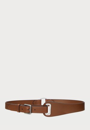 Bruine leren riem met een gladde afwerking, voorzien van een zilveren metalen gesp en band, ontworpen met een afgeronde punt en een verstelbare lengte.