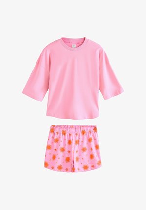 Pink kortærmet T-shirt kombineret med pink shorts med elastisk talje, dekoreret med et orange mønster af sol og stjerner.