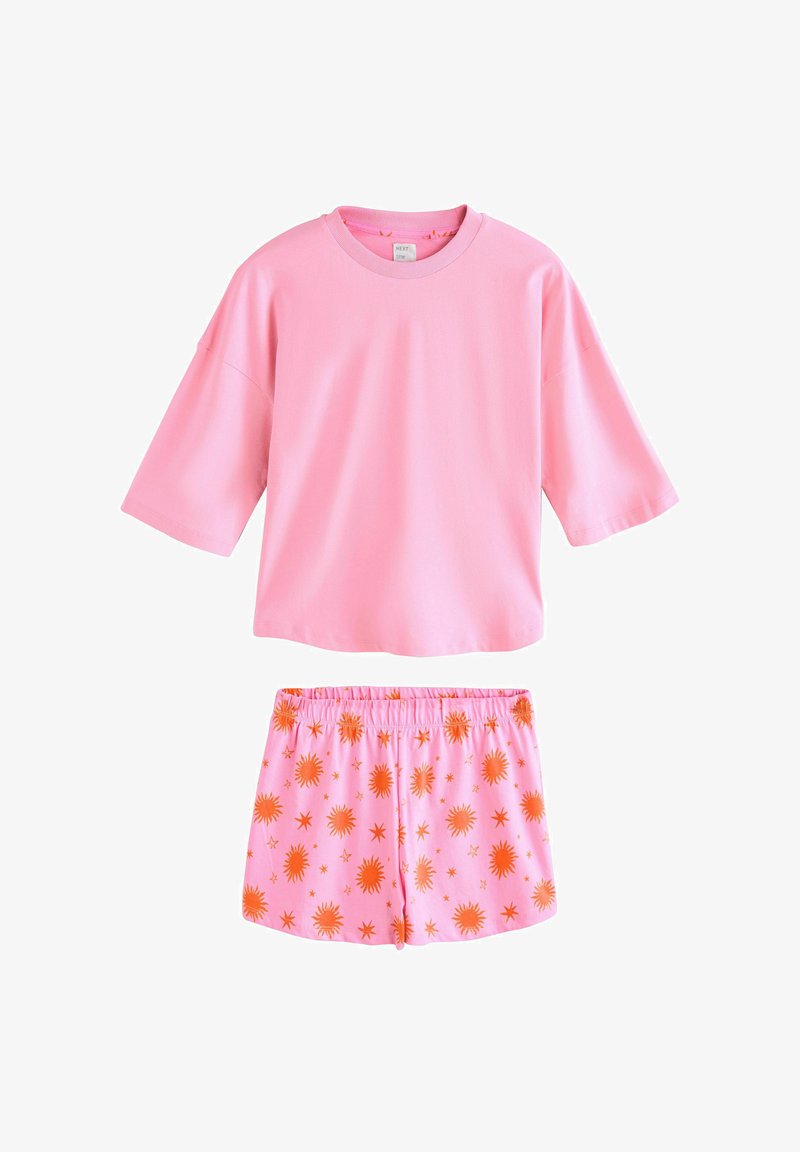 Różowa koszulka z krótkim rękawem w połączeniu z różowymi szortami z elastycznym pasem, ozdobionymi pomarańczowym wzorem słońca i gwiazd.