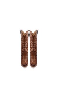 Stivali da cowboy in pelle marrone con intricate decorazioni ricamate, punte appuntite e comodi passanti decorativi ai lati. Texture liscia.