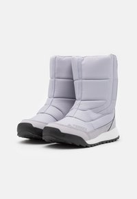 Lysegrå isolerede støvler med et quiltet design, en sort gummiydersål og en hvid mellemsål. Logo på siden.