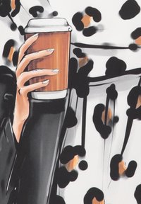 Taza de café sostenida en una mano con uñas de color claro, vistiendo un atuendo negro frente a un fondo de una prenda blanca con manchas negras y naranjas.