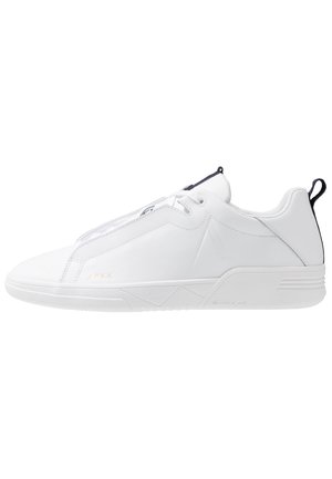 Weißer Sneaker mit niedrigem Schnitt aus glattem Leder, Schnürverschluss, schwarzer Fersenlasche und strukturierter Sohle.