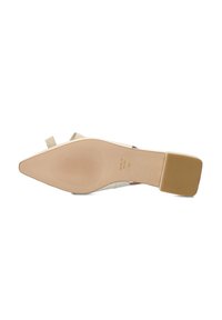 Beige hoge hak schoen met een spitse neus, open ontwerp en een leren bovenwerk met textuur. Stevige lichtbruine zool met minimale gripdetails.