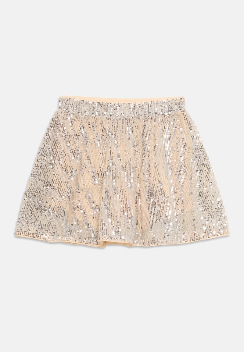 Beige rok bedekt met glinsterende zilveren pailletten en een elastische tailleband, plat gelegd op een witte achtergrond.