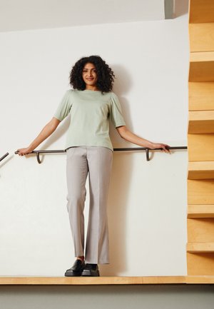 MOMI PUFF TEE - Basic T-shirt - desert sage