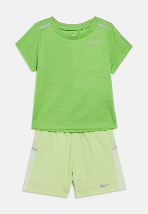 Σετ με πράσινη μπλούζα κοντομάνικη και σορτς από ελαφρύ ύφασμα, με αντανακλαστικές λεπτομέρειες και στρογγυλή λαιμόκοψη. Και τα δύο κομμάτια έχουν κομψό σχέδιο.