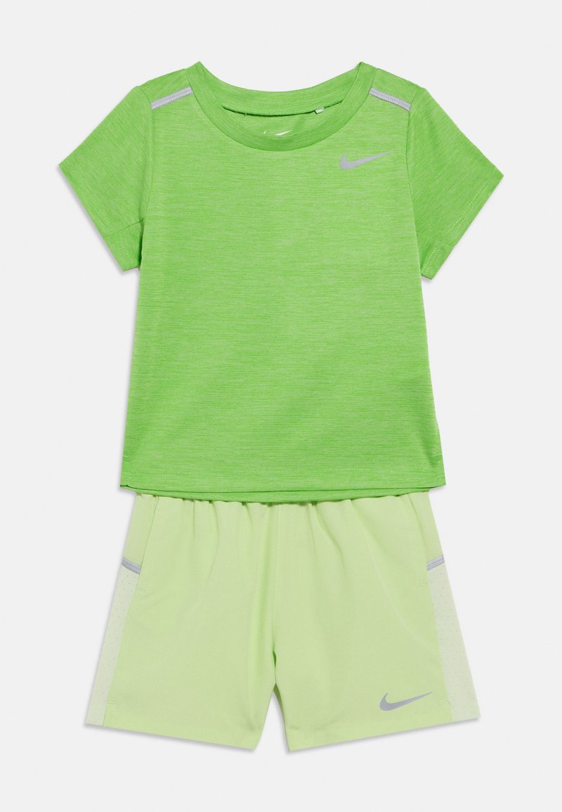 Σετ με πράσινη μπλούζα κοντομάνικη και σορτς από ελαφρύ ύφασμα, με αντανακλαστικές λεπτομέρειες και στρογγυλή λαιμόκοψη. Και τα δύο κομμάτια έχουν κομψό σχέδιο.