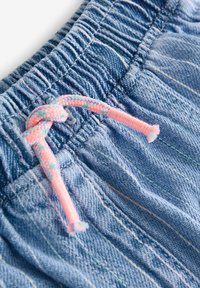 Shorts in denim azzurro chiaro con una fascia elastica in vita, caratterizzati da un cordoncino intrecciato rosa e multicolore e da una sottile texture orizzontale.
