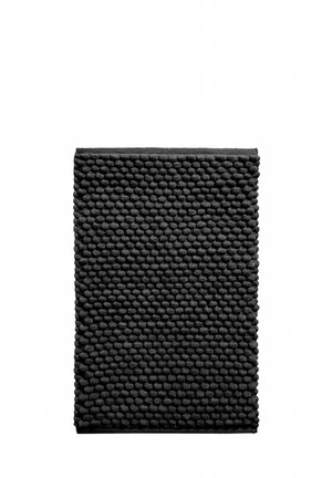 Alfombrilla de baño rectangular negra con textura de tejido de bucles densos y elevados que forma una superficie suave y rugosa.