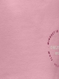 Tissu rose avec texte circulaire partiel bordeaux "MINDSET IS FLOW" et texte blanc gras partiellement visible "ONLY."