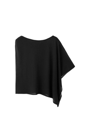 Top nero asimmetrico stile poncho con un lato che cade più lungo, con scollo ampio e tessuto leggero.