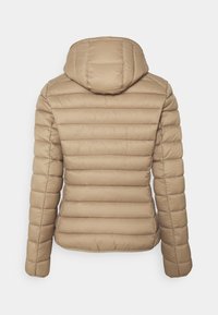 Veste matelassée beige avec un design matelassé horizontal, capuche attachée et texture lisse et brillante. Elle présente une silhouette ajustée et des poignets élastiques.