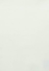 Matowa biała powierzchnia o gładkiej fakturze, jednolita w kolorze, pozbawiona wzorów czy akcentów, minimalistyczny design. Odpowiednia do różnych zastosowań.