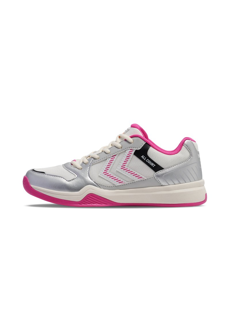 Zapatilla deportiva plateada con acentos en rosa. Parte superior de malla con un acabado brillante, cordones en un tono crema que contrasta y detalle del logo en el lateral.