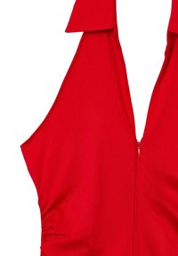 Abito rosso senza maniche con scollatura a V profonda, caratterizzato da una cerniera frontale e una texture arricciata sui lati, realizzato in tessuto morbido e elasticizzato.