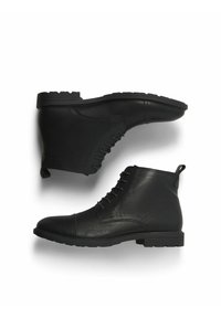 Botines de cuero negro hasta el tobillo con punta redondeada, diseño de cordones en la parte delantera, acabado texturizado y suela de tracción de goma con tirador en el talón.