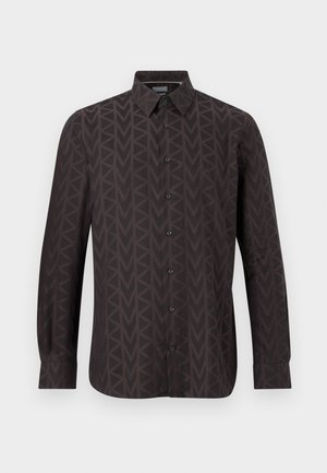 Σκούρο καφέ μακρυμάνικο πουκάμισο με κουμπιά, με γεωμετρικό μοτίβο "MK" σε όλο το ύφασμα και κανονικό γιακά, εμφανιζόμενο σε λευκό φόντο.