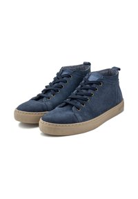 Zapatillas altas de ante navy con suelas de goma beige, puntera redonda, ojales dorados y cordones negros. Forro interior suave visible.