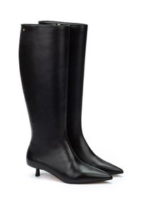 Botas de cuero negras hasta la rodilla con punta afilada, tacones delgados de gato y un acabado suave. Presentan un detalle de cremallera en tono dorado en la parte superior.