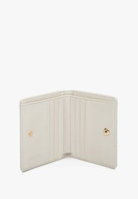 Biała skórzana portmonetka z złotym zapięciem na zatrzask, z wieloma kieszonkami na karty i miękkim, teksturowanym wnętrzem. Minimalistyczny design, bez wzorów.
