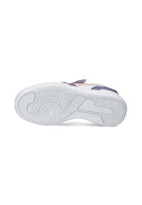 Sneaker con suola in gomma bianca, accenti viola e parte superiore in tessuto rosa chiaro. Presenta una suola testurizzata per una migliore aderenza e una fascia regolabile.