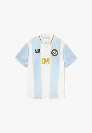 Koszulka polo z pionowymi białymi i jasnoniebieskimi paskami, złotym numerem 04, logo Weekend Offender na lewej piersi oraz kołnierzem z złotym wykończeniem.