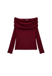 Maglia a maniche lunghe bordeaux con collo a barchetta, texture liscia e dettaglio arricciato sulle spalle per un effetto drappeggiato.