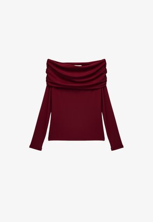 Maglia a maniche lunghe bordeaux con collo a barchetta, texture liscia e dettaglio arricciato sulle spalle per un effetto drappeggiato.