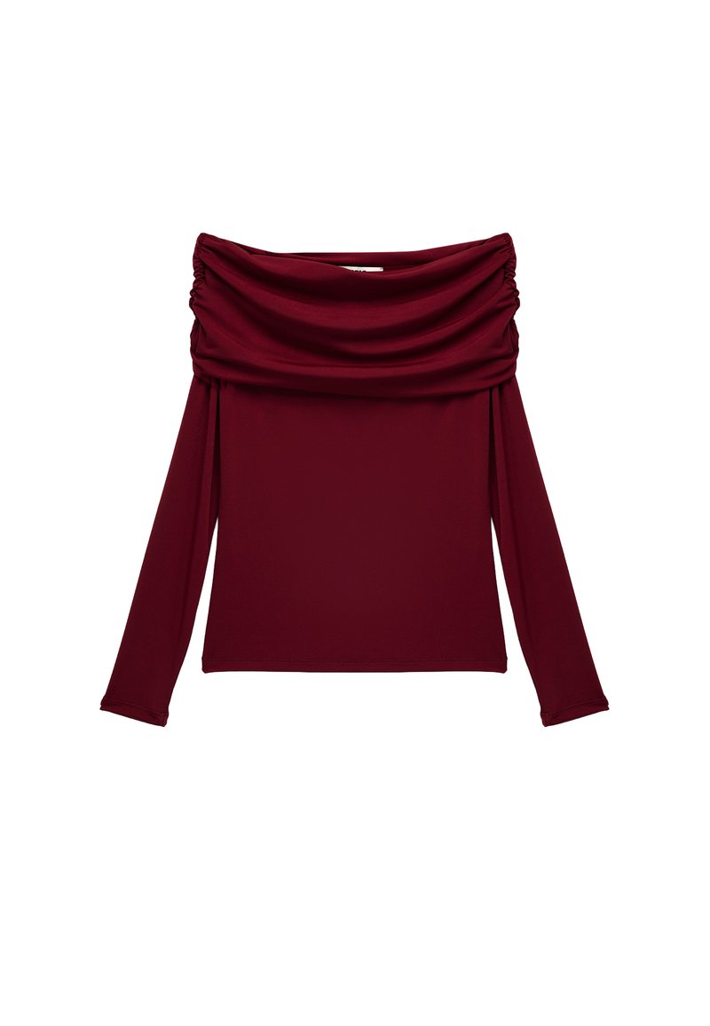 Maglia a maniche lunghe bordeaux con collo a barchetta, texture liscia e dettaglio arricciato sulle spalle per un effetto drappeggiato.