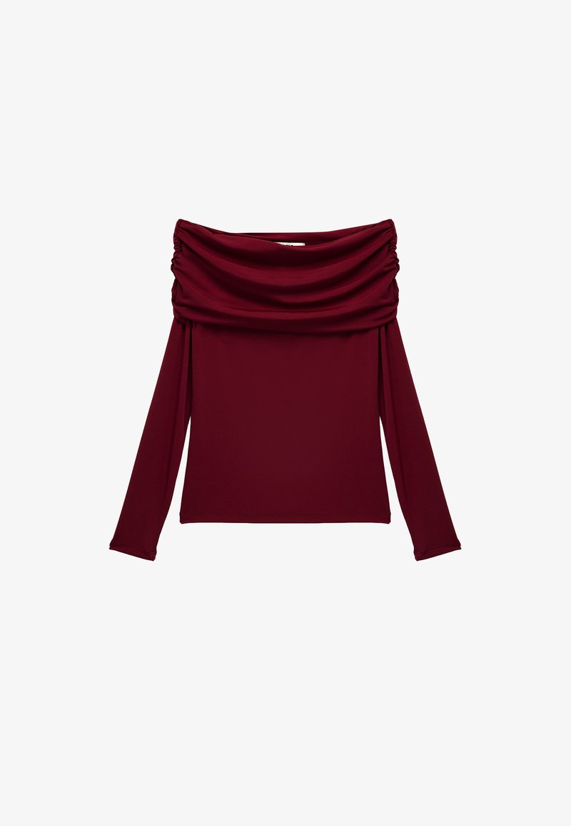 Maglia a maniche lunghe bordeaux con collo a barchetta, texture liscia e dettaglio arricciato sulle spalle per un effetto drappeggiato.