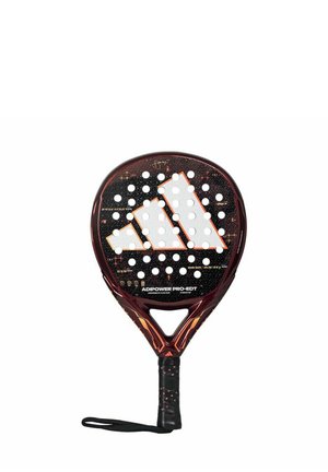 Adipower Pro-EDT Paddel mit einem schwarzen und kastanienbraunen Design, das weiße Perforationen, einen strukturierten Griff und ein auffälliges Logo-Muster aufweist.