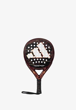 Paddle Adipower Pro-EDT avec un design noir et bordeaux, dotée de perforations blanches, d'une prise texturée et d'un motif de logo distinctif.